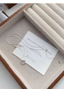 Dettaglio della collana in argento S925 con perle d'acqua dolce naturali e pietra calcedonio