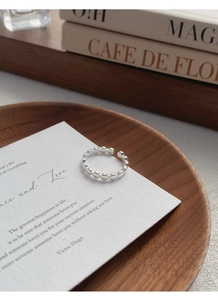 Bague ouverte minimaliste en argent S925 avec perles sur une carte de citation
