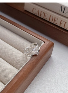 Dettaglio anello doppio strato in argento S925 con texture martellata e zirconi