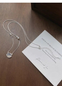 Dettaglio della collana in argento S925 con perle naturali e pendente in pietra di luna