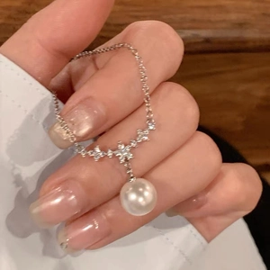 Elegante collana di perle in argento S925 con pendente floreale di diamanti brillanti