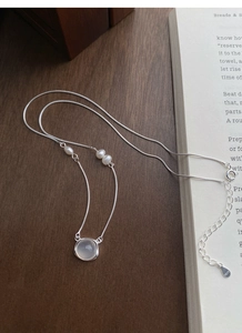Dettaglio del marchio S925 argento sterling su una collana con perle e calcedonio