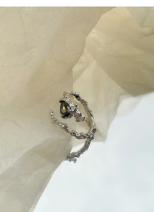 Macro di anello in argento S925 con trama irregolare e una pietra opale a forma di cuore