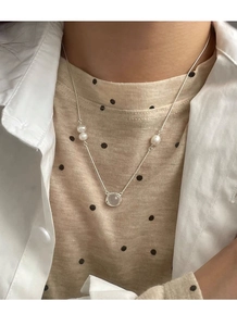 Dettaglio della collana in argento S925 con perle d'acqua dolce e ciondolo traslucido