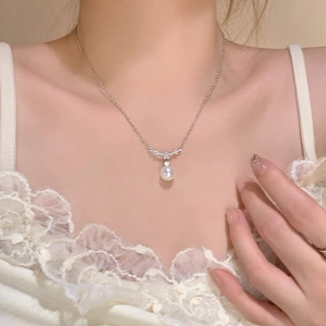 Elegante collana di perle in argento S925 con pendente a fiore diamantato da donna