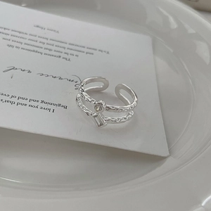 Anello doppio strato in argento S925 con zirconi e finitura martellata, misura aperta