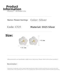 Detailansicht der S925 Silber Blumenohrringe mit Goldmitte und Maßangaben in der Skizze