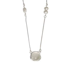Collana in argento S925 con perle d'acqua dolce irregolari e pendente in calcedonio elegante