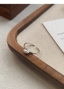Detailed view of an S925 sterling silver geometric open ring with a natural pearl
