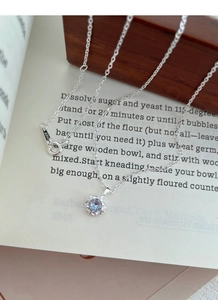 Détail du poinçon S925 sur le fermoir avec pendentif fleur en zircon bleu