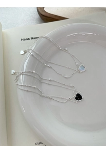 Detailed view of S925 sterling silver double-layer bracelet with heart onyx and moonstone