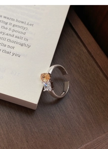 Dettaglio anello in argento S925 con zirconi ovali champagne e rettangolari trasparenti