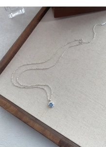 Détail du poinçon argent S925 sur le fermoir du collier à fleurs en zircon bleu