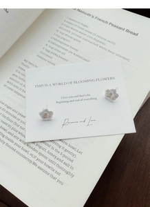 Detailansicht der S925 Silber Blumenohrstecker mit gebürsteter Textur und goldener Mitte