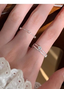 Macro-opname van S925 sterling zilveren hartring en gelaagde zirkonia band op de hand