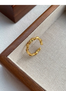 Close-up of the twisted rope texture and gold plated finish on the adjustable knot ring