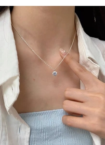 Vue détaillée du collier en argent sterling S925 avec pendentif zircon bleu clair sur mannequin