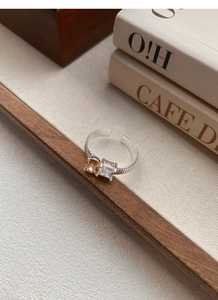 Dettaglio dell'anello in argento S925 con zirconi champagne quadrati e fascia testurizzata