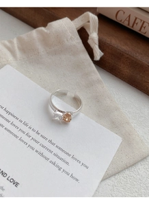 Dettaglio dell'anello in argento S925 con zircone quadrato, gemma champagne e trama