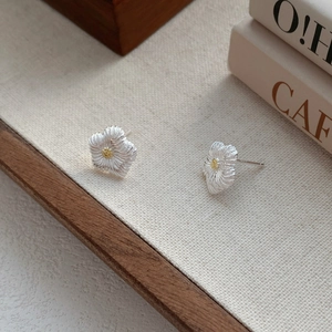 S925 Sterling Silber Blumenohrstecker mit texturierten Blüten und gelbem Kern
