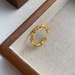 Minimalist S925 sterling silver golden twisted croissant ring with glossy braided texture