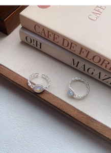 Dettaglio macro dell'anello in argento 925 con pietra di luna e trama traforata