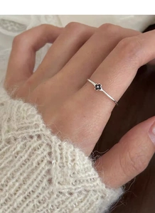Détail d'une bague fine en argent S925 avec trèfle à quatre feuilles en zircon noir