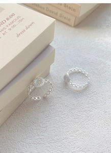 Dettaglio macro di anello in argento 925 con pietra di luna e fascia a catena traforata