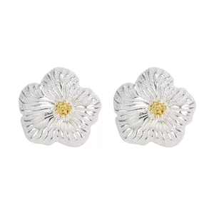 Elegante S925 Sterlingsilber Blumenohrstecker mit gebürsteter Textur und Goldmitte