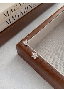 Détails macro des boucles d'oreilles étoiles en argent S999 avec zircon étincelant