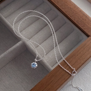 Collier fleur en argent sterling S925 avec pendentif en zircon bleu dans un écrin