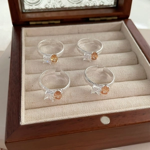 Set di quattro anelli in argento S925 con zircone quadrato e pietra arancione in scatola