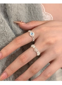 Vista dettagliata di anelli vintage in argento 925 con pietra di luna sulla mano