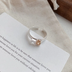 Anello in argento S925 con zircone quadrato e pietre champagne su fascia testurizzata