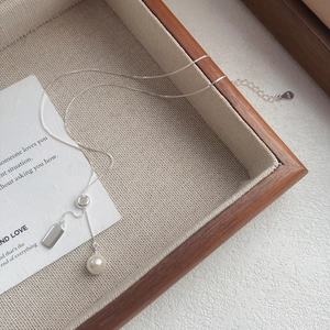S925 sterling silver pull-out necklace featuring a pearl and rectangular metal tag