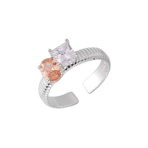 Anello aperto in argento S925 con zircone quadrato e fascia testurizzata minimalista