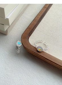 Dettaglio anello regolabile in argento 925 con pietra di luna e fascia a catena