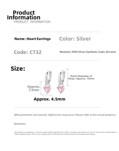 Détail de créoles en argent S999 avec pendentifs en forme de cœur en zircone rose