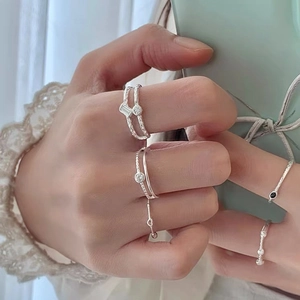 S925 sterling zilveren hartringen set met zirkoon gedragen op model met elegante details