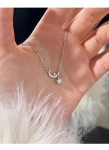 Nahaufnahme der S999 Sterling Silber Mond- und Stern-Halskette mit Zirkonia-Steinen