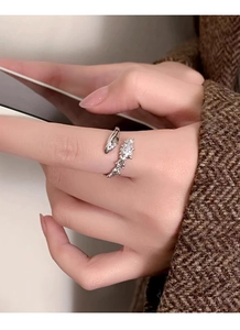 Detailed view of an S925 sterling silver snake-shaped ring with zircon on a model hand
