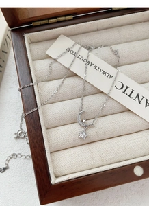 Nahaufnahme der S925 Sterlingsilber Stern- und Mondkette mit funkelnden Kristallen
