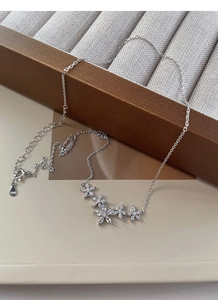 Dettaglio della collana a fiori in argento S925 con zirconi incastonati e chiusura