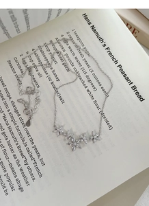 Dettaglio della collana in argento S999 con fiori e pietre di zirconia cubica marquise