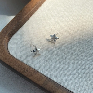 Élégantes boucles d'oreilles étoiles en argent S999 avec un petit zircone cubique étincelant