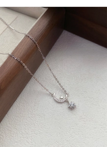 Nahaufnahme der S999 Silber Mond und Stern Halskette mit glitzernden Zirkonsteinen