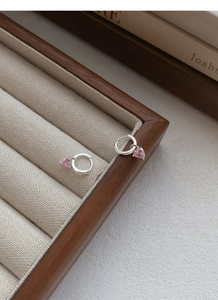 Gros plan sur des boucles d'oreilles S999 en argent avec pendentif cœur rose en zircon