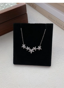 Dettaglio della collana in argento S999 con cinque ciondoli a fiore in zirconi marquise
