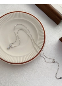 Nahaufnahme der S999 Sterling Silber Mond und Stern Halskette auf einer Keramikplatte