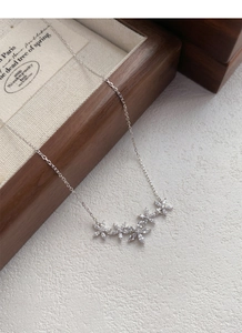 Dettaglio della collana con fiori in argento sterling S999 e petali di zircone marquise
